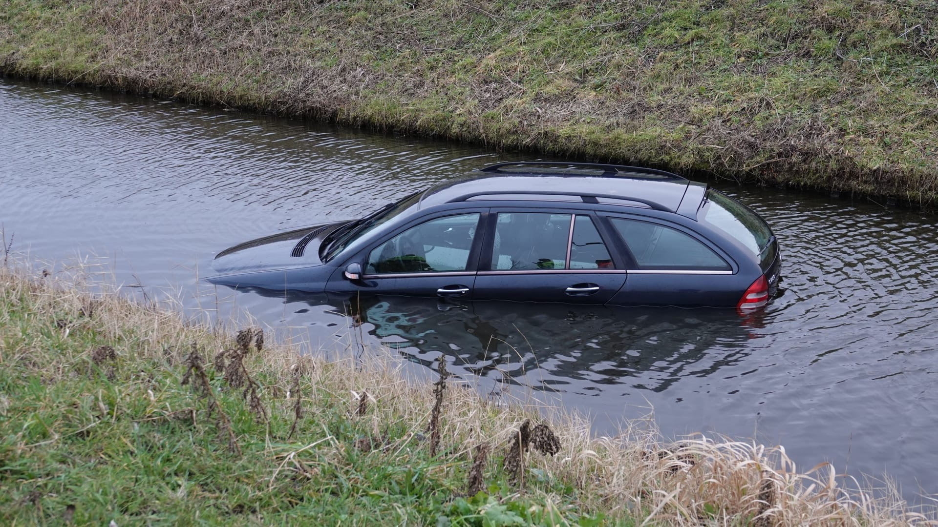 Foto: Auto te water Dijk en Waard.jpeg